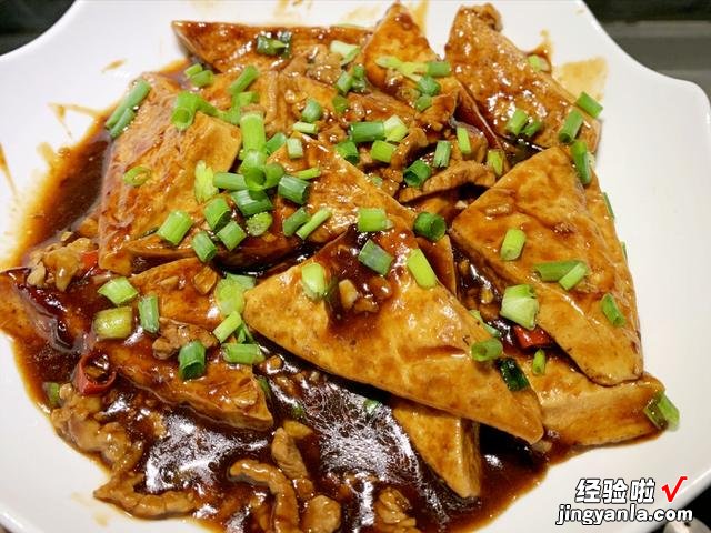 学会红烧豆腐的做法,隔三岔五烧着吃,美味又下饭,比吃肉都过瘾