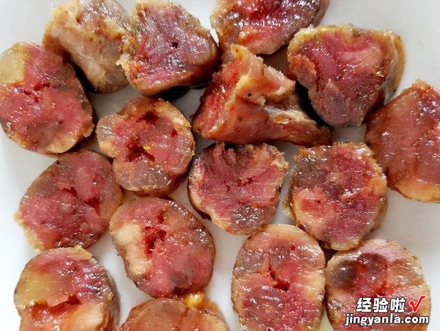 灌香肠时，记住加盐比例很重要，香肠鲜香入味越嚼越香，还不发霉