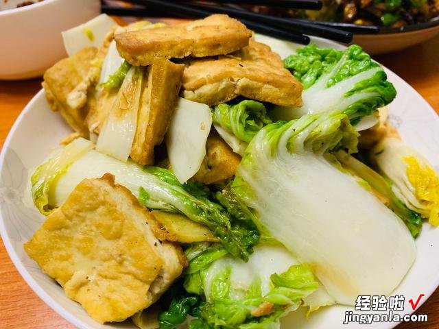 秋天种上这款蔬菜,冬天不愁没菜吃,叶片肥厚细嫩,下大雪也不怕