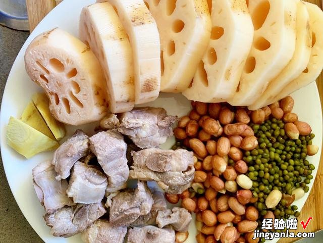 莲藕怎么煮才容易烂?很多人第一步就错了,教你一招,汤浓味又美