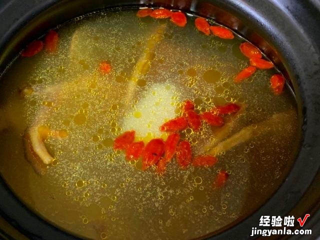 炖鸽子汤时,用老鸽还是乳鸽?教你正确的做法,汤汁鲜美没有腥味