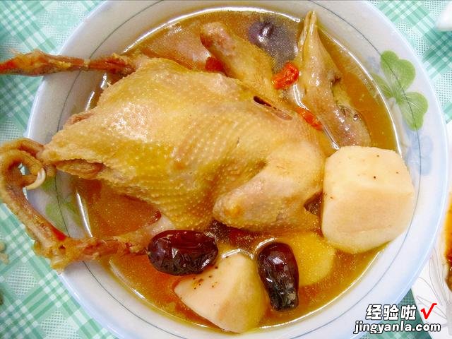 炖鸽子汤时,用老鸽还是乳鸽?教你正确的做法,汤汁鲜美没有腥味