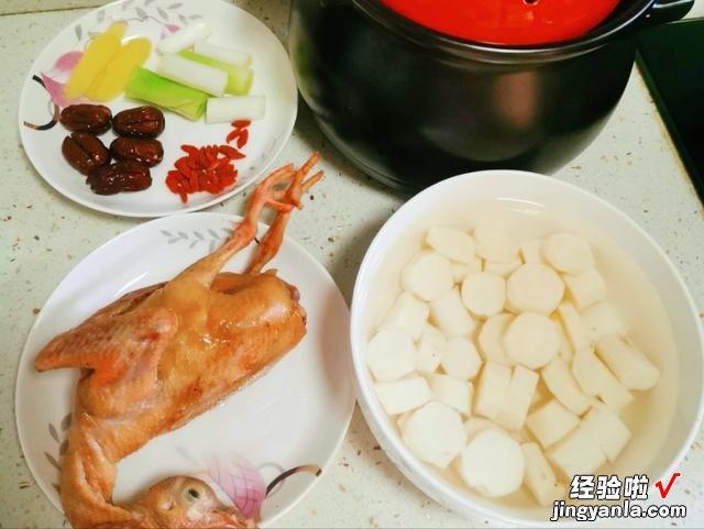 炖鸽子汤时,用老鸽还是乳鸽?教你正确的做法,汤汁鲜美没有腥味