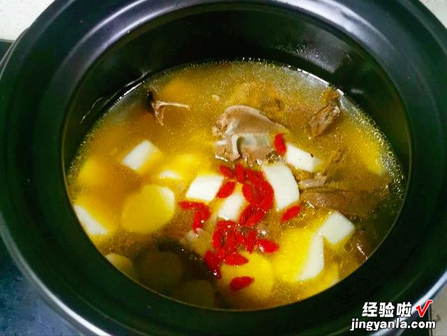 炖鸽子汤时,用老鸽还是乳鸽?教你正确的做法,汤汁鲜美没有腥味