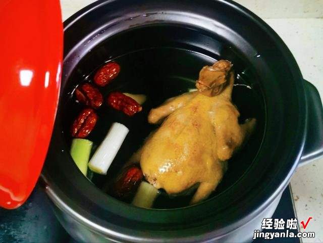 炖鸽子汤时,用老鸽还是乳鸽?教你正确的做法,汤汁鲜美没有腥味