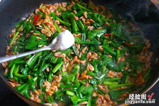 年夜饭,炒热菜别忘这菜,鲜美又快手,每次炒一盘,总是不够吃