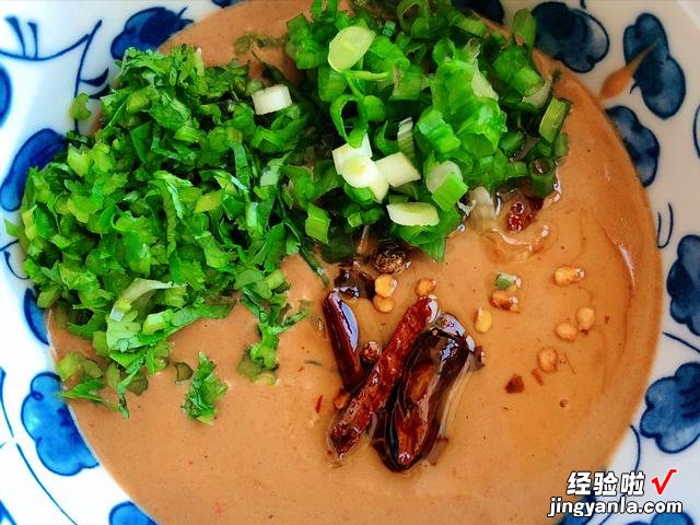 正宗涮羊肉蘸料怎么做？详细配方教给你，醇香不膻，让你吃得满意