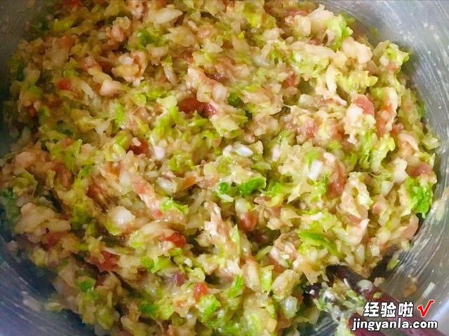 吃白菜的季节到了,教你秘制白菜饺子馅,鲜嫩多汁,一次3盘不够