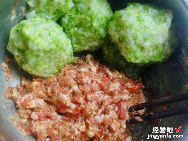 吃白菜的季节到了,教你秘制白菜饺子馅,鲜嫩多汁,一次3盘不够