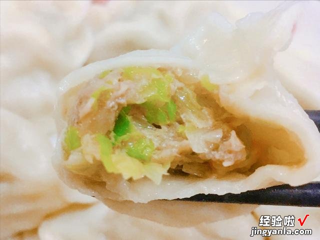 吃白菜的季节到了,教你秘制白菜饺子馅,鲜嫩多汁,一次3盘不够