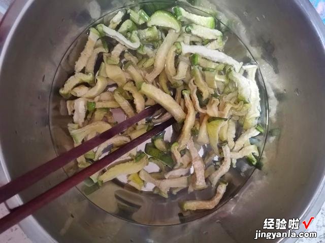 晒萝卜干的季节到了,开胃香辣小菜,在家就能做,干净卫生无添加