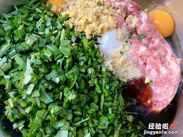 包猪肉韭菜饺子,牢记“3加2不加”,韭菜嫩绿不出水,家人都爱吃