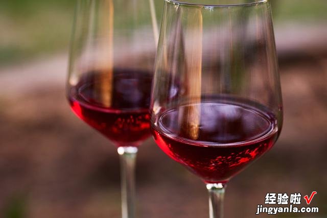 红酒过期了还能喝吗?酿酒师傅给出答案,通俗易懂,看完涨知识了