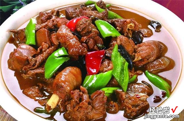 买了一只母鸡,肚子里有很大一块黄油,打算去退掉,老人却说赚了