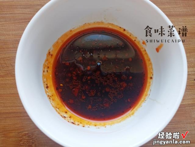 蒸茄子时，直接蒸不好吃！大厨教你一招，茄子不发黑，鲜嫩更入味