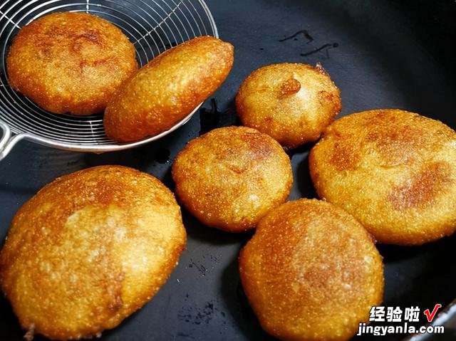 炸糖糕的正宗做法,个个脆皮空心,香甜又软糯,我一口气能吃五个