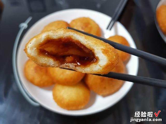 炸糖糕的正宗做法,个个脆皮空心,香甜又软糯,我一口气能吃五个