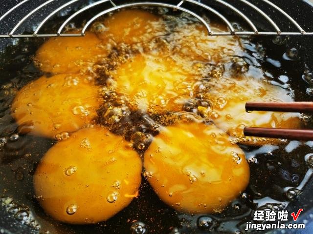 炸糖糕的正宗做法,个个脆皮空心,香甜又软糯,我一口气能吃五个