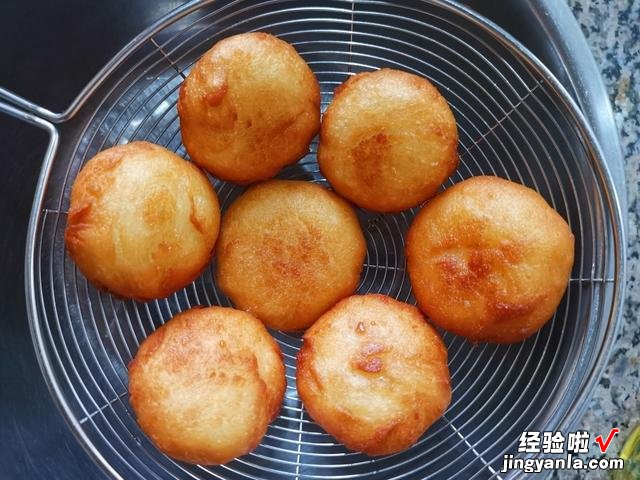 炸糖糕的正宗做法,个个脆皮空心,香甜又软糯,我一口气能吃五个