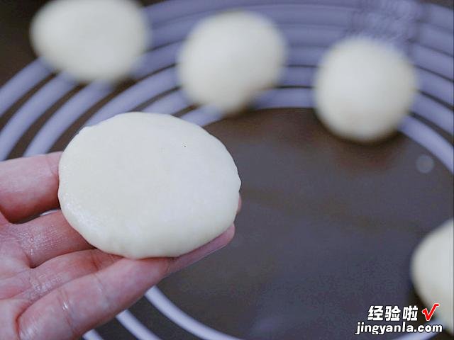 炸糖糕的正宗做法,个个脆皮空心,香甜又软糯,我一口气能吃五个
