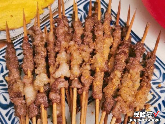 夜市的羊肉串为啥好吃?原来腌肉是关键,做对了肉质鲜嫩,真香