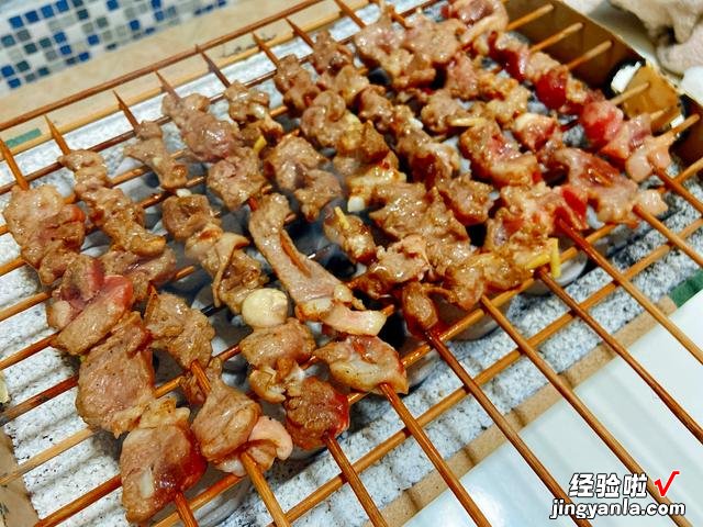 夜市的羊肉串为啥好吃?原来腌肉是关键,做对了肉质鲜嫩,真香