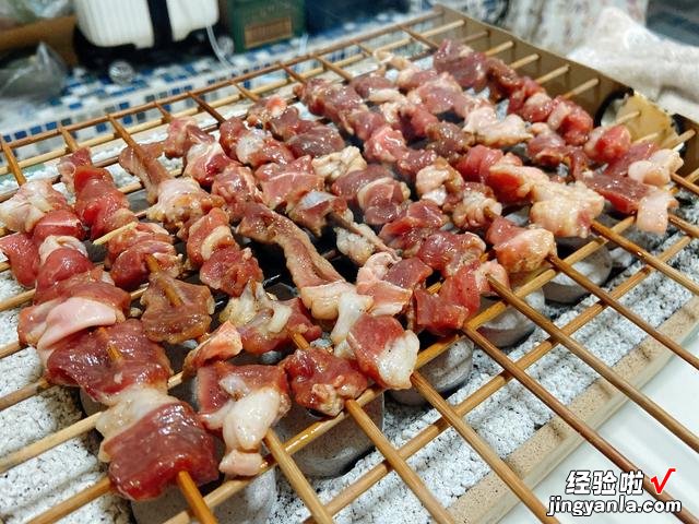 夜市的羊肉串为啥好吃?原来腌肉是关键,做对了肉质鲜嫩,真香