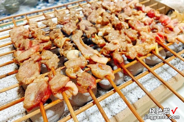 夜市的羊肉串为啥好吃?原来腌肉是关键,做对了肉质鲜嫩,真香