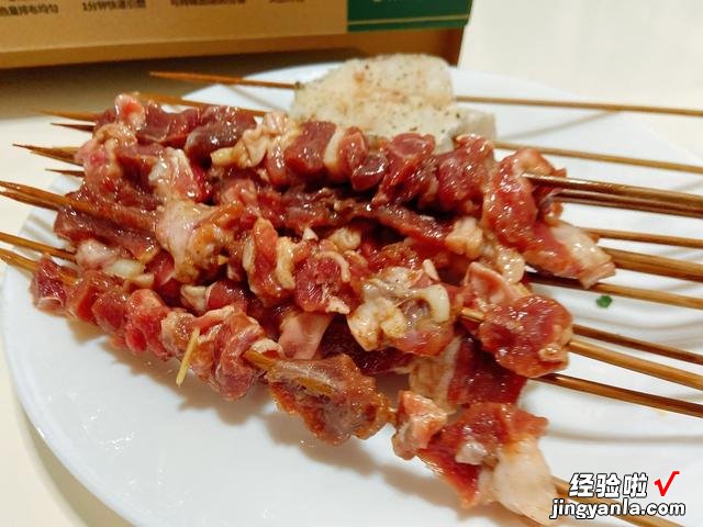夜市的羊肉串为啥好吃?原来腌肉是关键,做对了肉质鲜嫩,真香