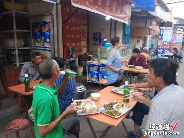 为什么有的工人，午餐和晚餐喜欢配一瓶啤酒？得知原因，有点无奈