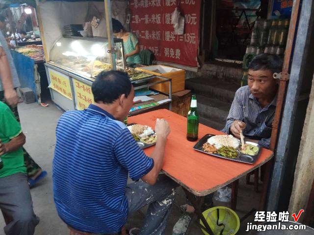 为什么有的工人，午餐和晚餐喜欢配一瓶啤酒？得知原因，有点无奈