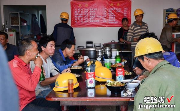 为什么有的工人，午餐和晚餐喜欢配一瓶啤酒？得知原因，有点无奈