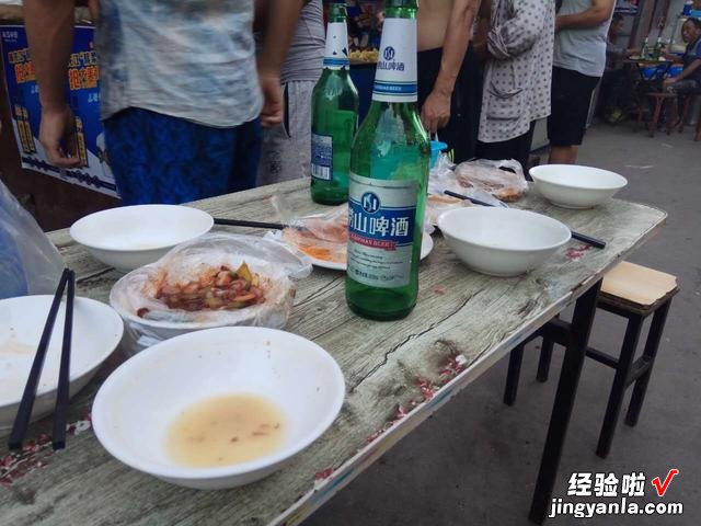 为什么有的工人，午餐和晚餐喜欢配一瓶啤酒？得知原因，有点无奈