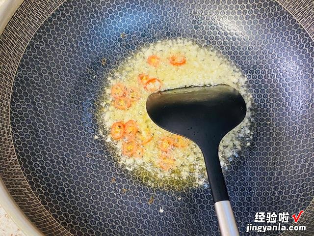 七月这菜“金不换”，遇见一次买10斤，清炒凉拌都行，营养又美味