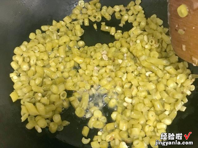 酸豆角怎么腌才好吃？简单3步就学会，又酸又脆爽，放一年不变质