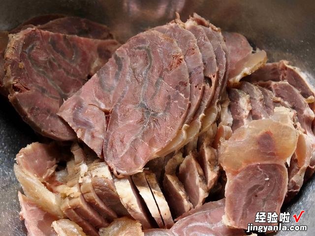 熟牛肉切开有彩虹色，还能继续吃吗？为了家人的健康，不妨看一看