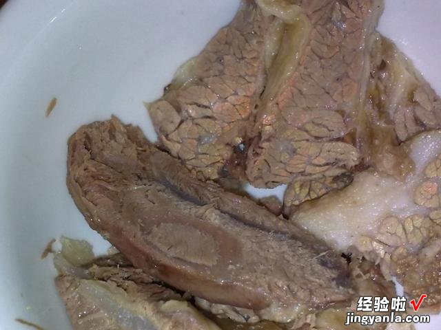 熟牛肉切开有彩虹色，还能继续吃吗？为了家人的健康，不妨看一看