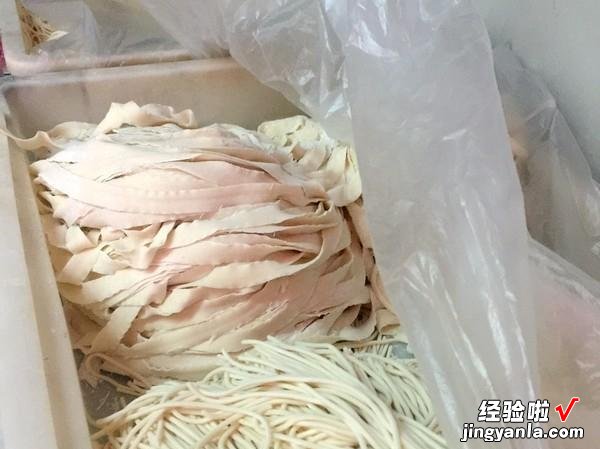 头伏饺子二伏面,大厨教你油泼面的做法,鲜香可口,上桌瞬间光盘