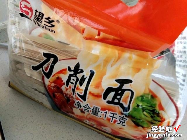 头伏饺子二伏面,大厨教你油泼面的做法,鲜香可口,上桌瞬间光盘