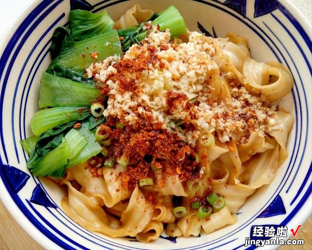 头伏饺子二伏面,大厨教你油泼面的做法,鲜香可口,上桌瞬间光盘
