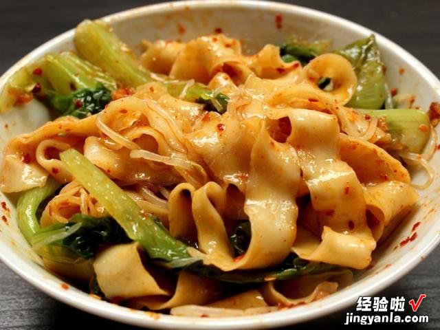 头伏饺子二伏面,大厨教你油泼面的做法,鲜香可口,上桌瞬间光盘
