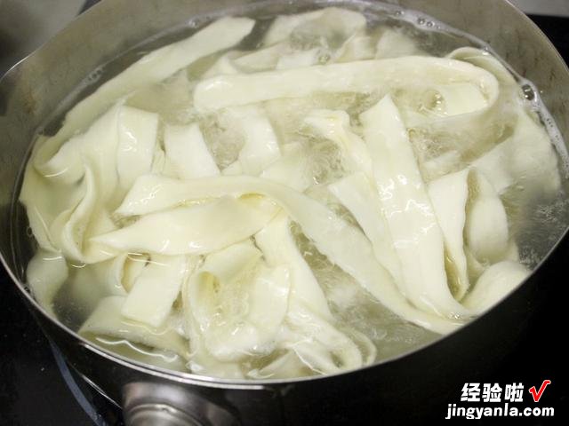 头伏饺子二伏面,大厨教你油泼面的做法,鲜香可口,上桌瞬间光盘