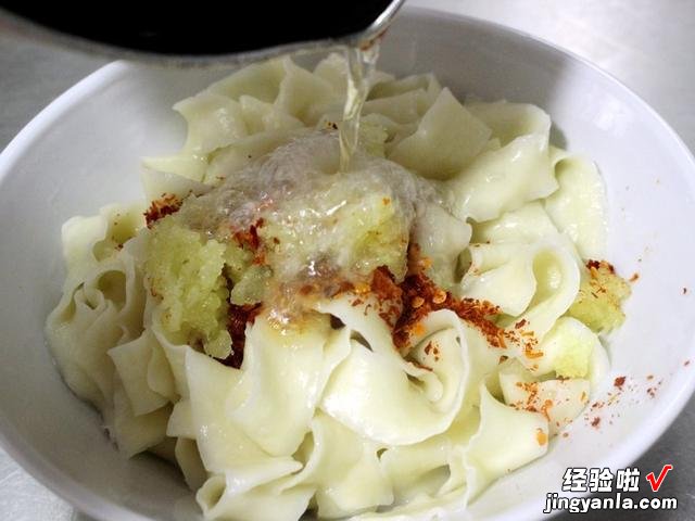 头伏饺子二伏面,大厨教你油泼面的做法,鲜香可口,上桌瞬间光盘