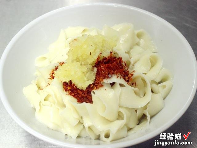 头伏饺子二伏面,大厨教你油泼面的做法,鲜香可口,上桌瞬间光盘