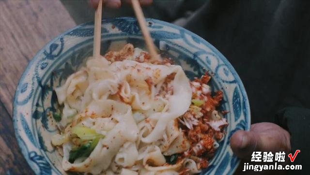 头伏饺子二伏面,大厨教你油泼面的做法,鲜香可口,上桌瞬间光盘