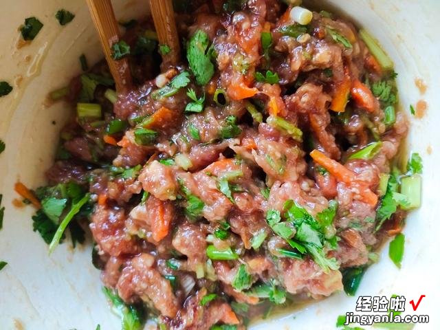 牛肉饺子放什么菜好吃？教你4种不同搭配，味道鲜美，鲜嫩又多汁