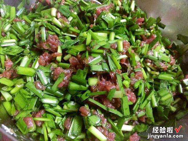 牛肉饺子放什么菜好吃？教你4种不同搭配，味道鲜美，鲜嫩又多汁