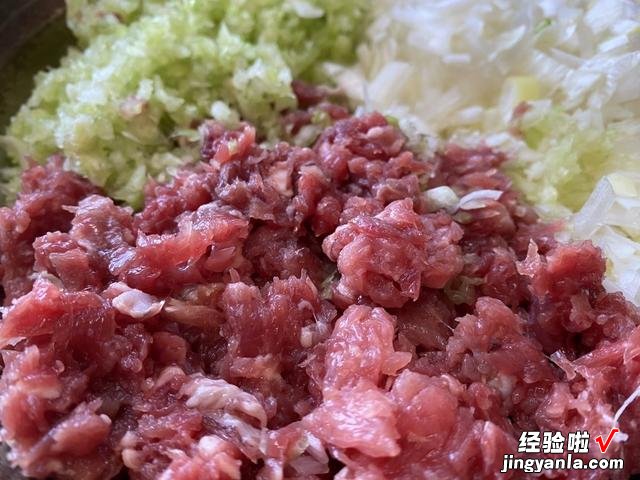 牛肉饺子放什么菜好吃？教你4种不同搭配，味道鲜美，鲜嫩又多汁