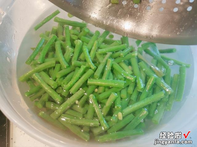 凉拌豆角怎样做，才能翠绿不变色？技巧就在这里，看一遍就学会了