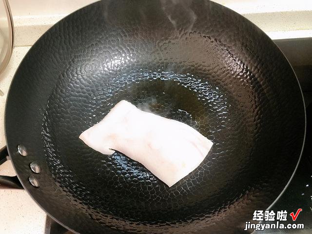 铸铁锅和麦饭石锅哪个好用？大厨说出实情，为了家人健康不妨一看